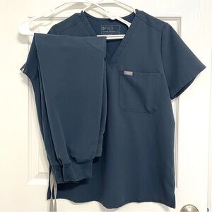 FIGS Small Catarina Top + Small Petite Zamora Jogger (Dark Harbor)